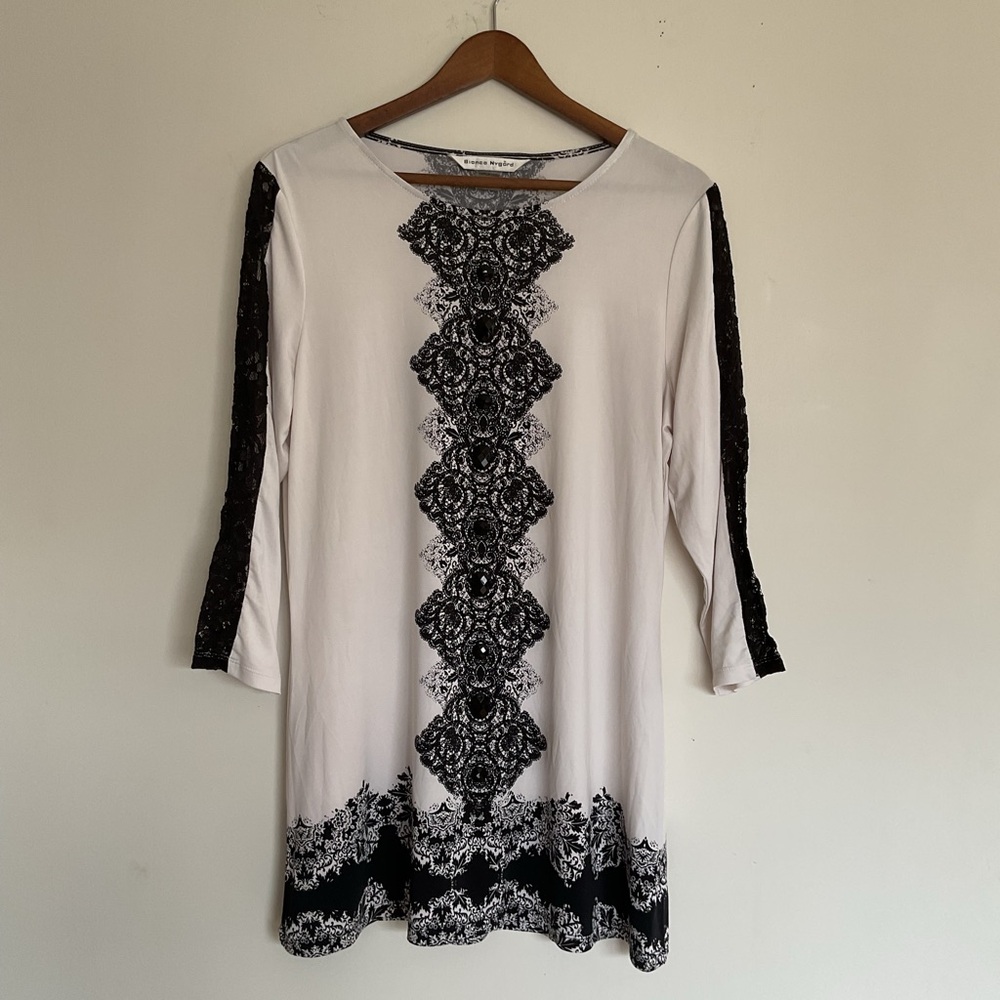 Black and White Graphic Tunic with Cuffed 3/4 Sleeves